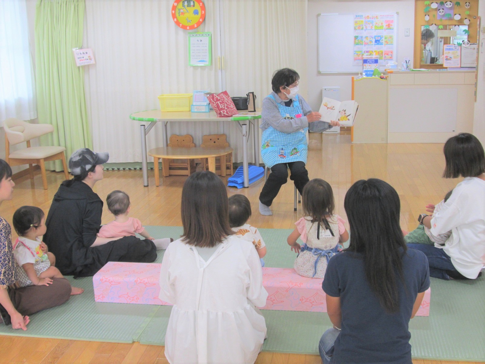 子育てボランティア読み聞かせ活動の様子
