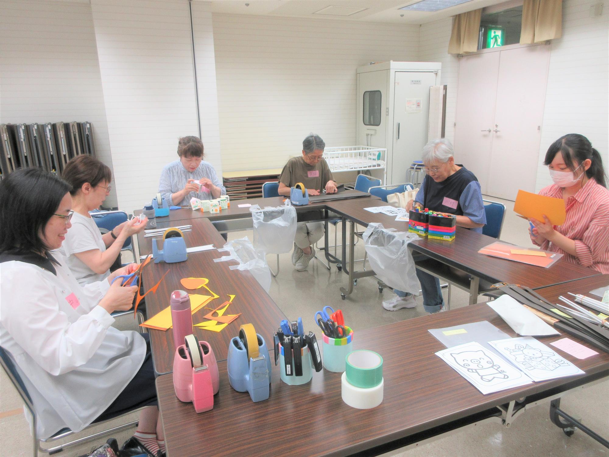 子育てボランティア制作活動の様子