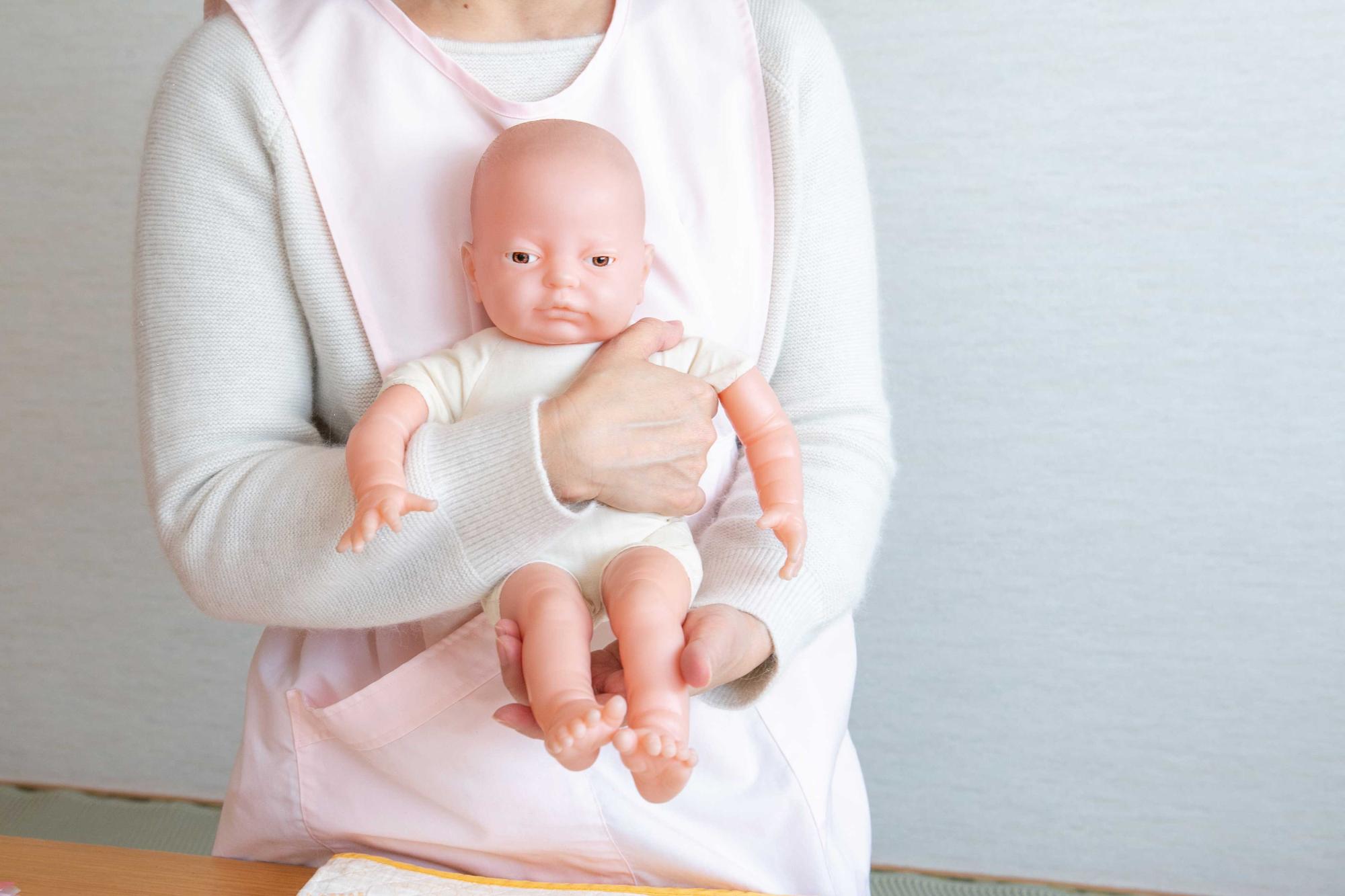 赤ちゃんの抱き上げ方写真