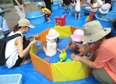 中央幼稚園水遊びの様子